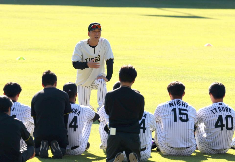 　練習前、ナインを前に訓示を述べる藤川監督（中央左）＝撮影・北村雅宏