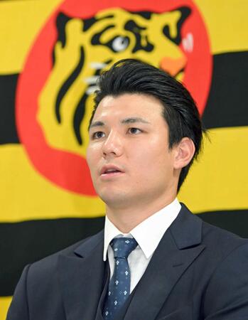 　契約更改を終え、会見する栄枝