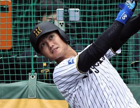 阪神　西純が野手転向後、初ヒット　１４２キロをはじいて中前打　球場内から歓声と拍手　右翼守備も披露
