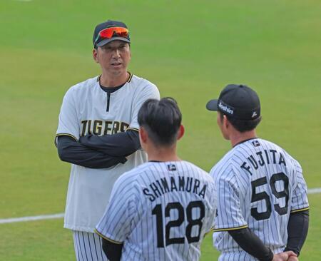 　練習試合の後、嶋村（１２８）と藤田（５９）に話をする藤川監督（左）＝撮影・北村雅宏