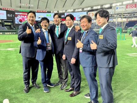 　試合前のグラウンドで記念撮影する李大浩氏（左から１人目）、呉昇桓氏（同４人目）＝撮影・松井美里