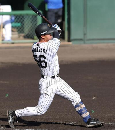 　１回、左前打を放つ百崎（撮影・北村雅宏）