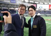 　写真におさまる福留孝介氏（左）と呉昇桓氏（撮影・佐々木彰尚）