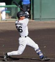 　１回、左前打を放つ百崎（撮影・北村雅宏）