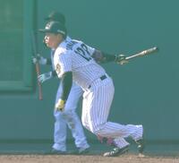 　５回、右前打を放つ嶋村（撮影・北村雅宏）