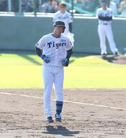 　２回、中前打を放ちジャンプする西純（撮影・北村雅宏）