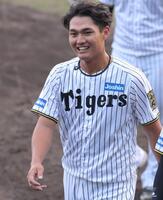 　試合後に笑顔を見せる西純（撮影・北村雅宏）