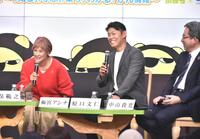 　がんフォーラムへ出演した梅宮アンナ（左）と元阪神の原口文仁氏（中央）
