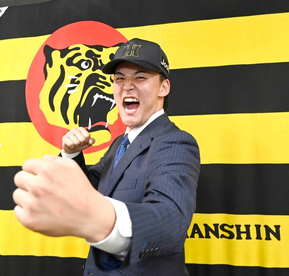 　入団会見を終え、タテジマでの活躍を誓う元山（撮影・飯室逸平）