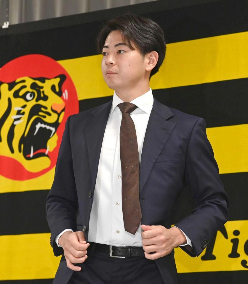 　会見を終え、席を立つ下村