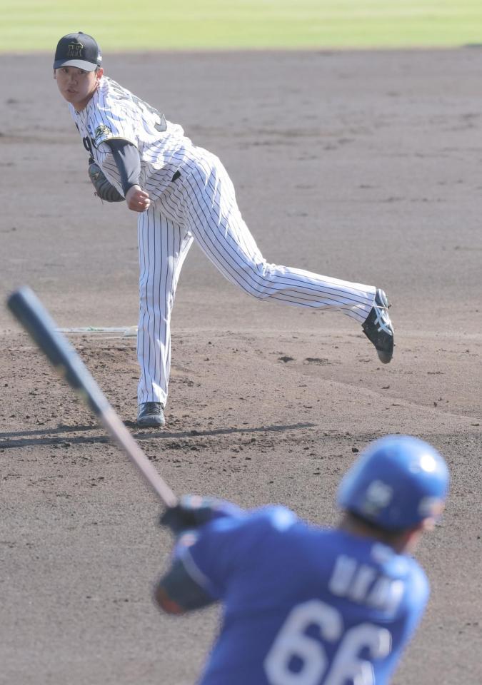 　２回、鵜飼（手前）に先制となるソロを浴びる門別（撮影・北村雅宏）