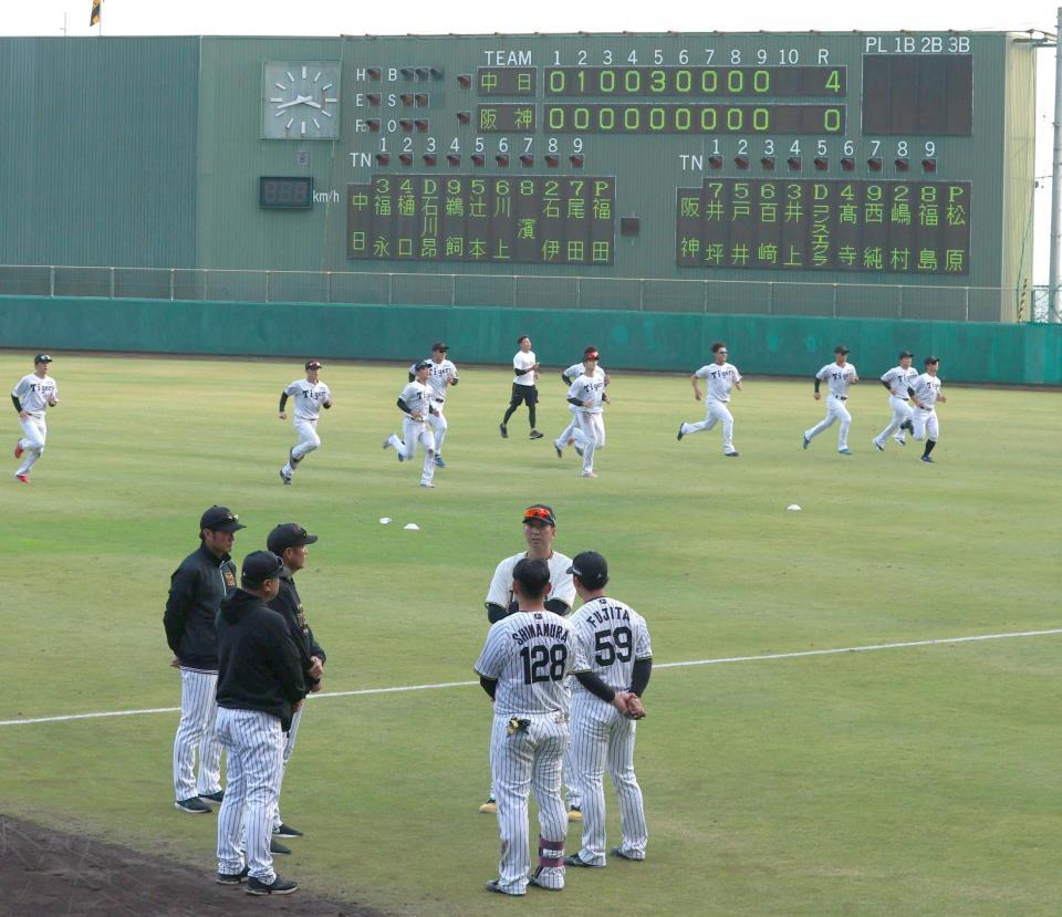 　練習試合の後、嶋村（１２８）と藤田（５９）に話をする藤川監督（撮影・北村雅宏）