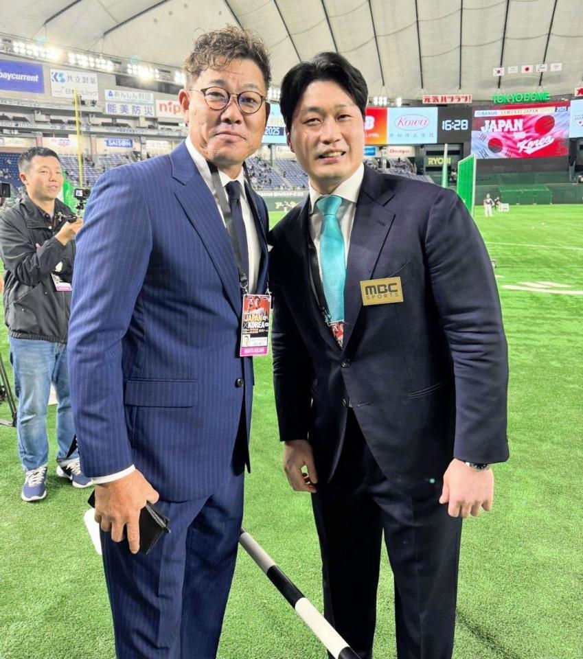 　福留孝介氏と記念撮影する呉昇桓氏（撮影・松井美里）