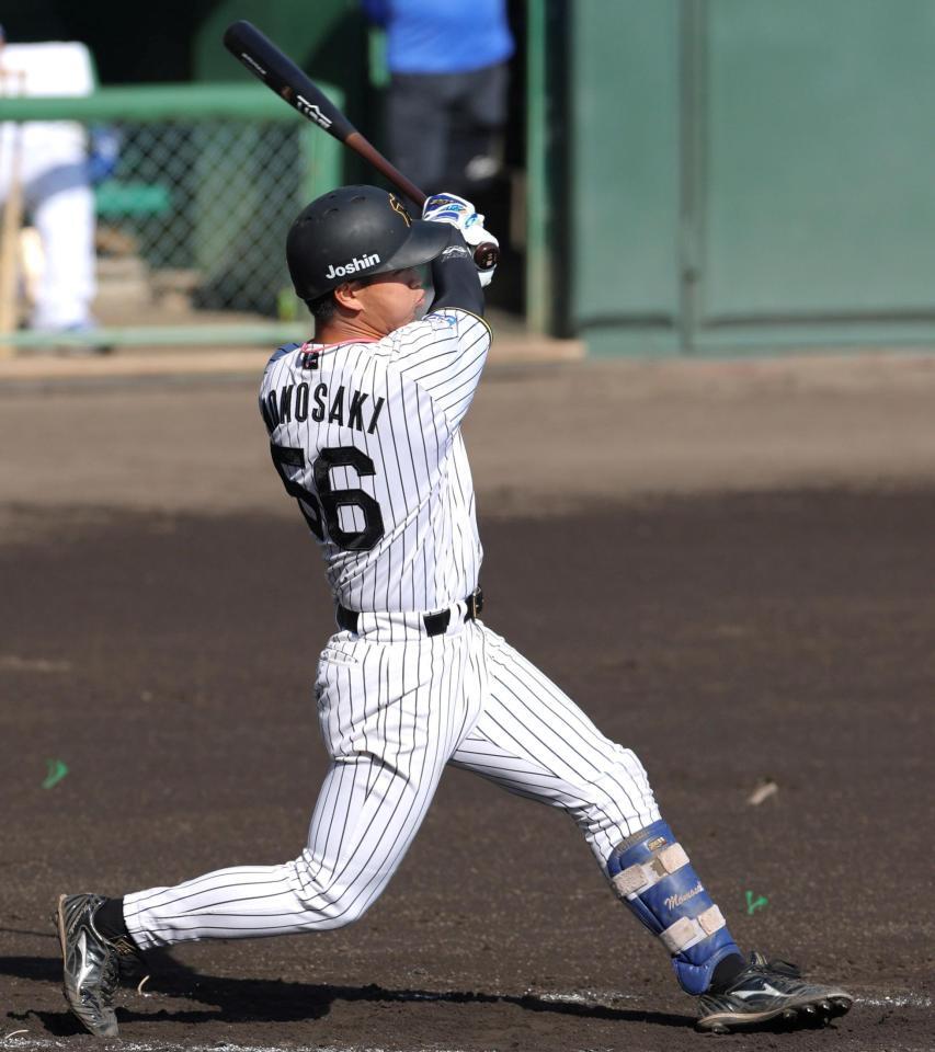 　１回、左前打を放つ百崎（撮影・北村雅宏）