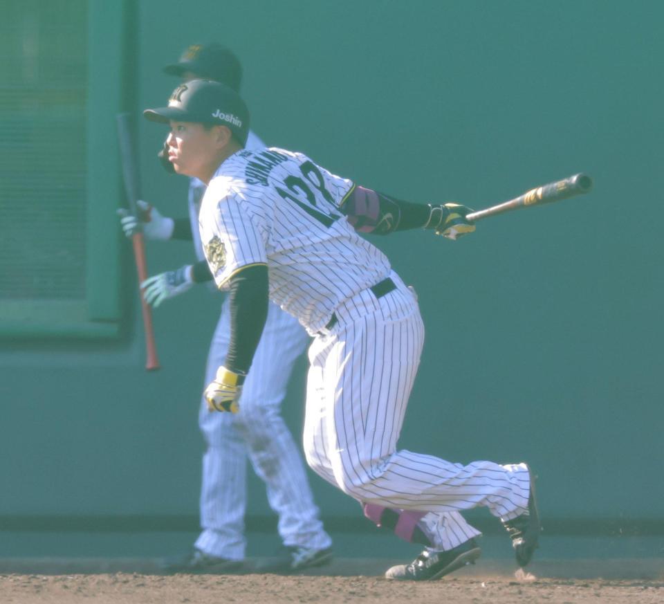 　５回、右前打を放つ嶋村（撮影・北村雅宏）