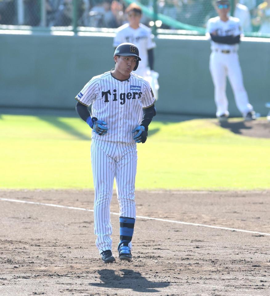 　２回、中前打を放ちジャンプする西純（撮影・北村雅宏）