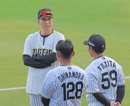 　練習試合の後、嶋村（１２８）と藤田（５９）に話をする藤川監督（撮影・北村雅宏）　