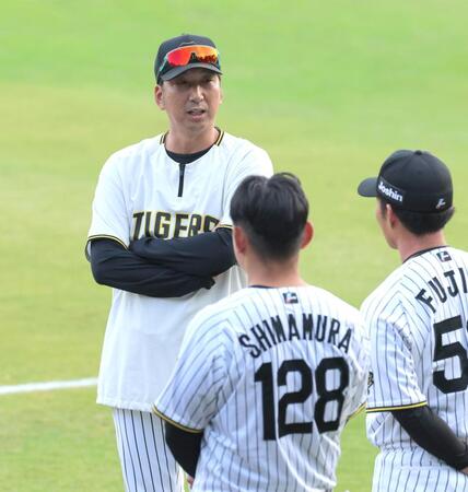 　練習試合の後、嶋村（１２８）と藤田に話をする藤川監督（左）＝撮影・北村雅宏