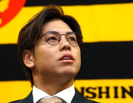 　契約を更改し会見する梅野（撮影・山口登）