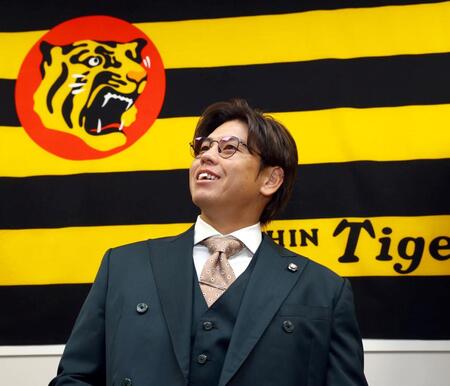 　契約を更改し会見する梅野（撮影・山口登）