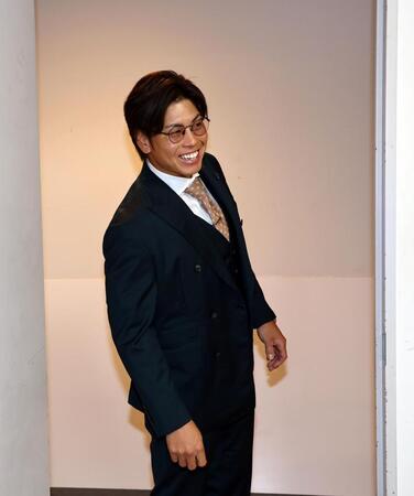 　会見を終え、会場を後にする梅野（撮影・山口登）