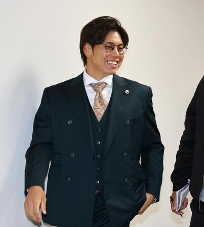 　会見を終え、会場を後にする梅野（撮影・山口登）