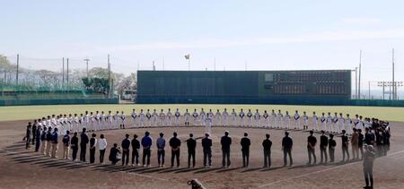 　手締めの輪を作る阪神ナイン（撮影・北村雅宏）