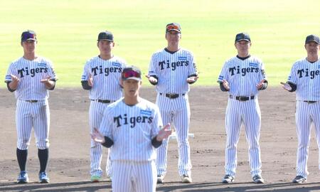 　手締めを行う藤川監督（奥中央）＝撮影・北村雅宏