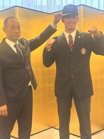 　仮契約を終えた前田担当スカウト（左）、早瀬