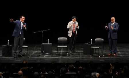 　六甲おろしを熱唱する（左から）巨人・中畑ＯＢ会長、山田雅人、阪神・掛布ＯＢ会長（撮影・西田忠信）