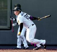 　５回、右前打を放つ嶋村（撮影・北村雅宏）