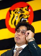 　契約を更改し会見する梅野（撮影・山口登）