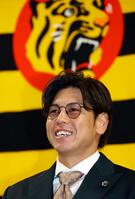 　契約を更改し会見する梅野（撮影・山口登）