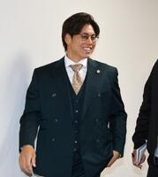 　会見を終え、会場を後にする梅野（撮影・山口登）