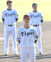 　手締めのあいさつをする小幡（撮影・北村雅宏）