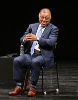 　山田雅人の語りに笑顔を見せる阪神・掛布ＯＢ会長（撮影・西田忠信）