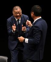 　巨人・中畑ＯＢ会長（右）と爆笑する阪神・掛布ＯＢ会長（撮影・西田忠信）