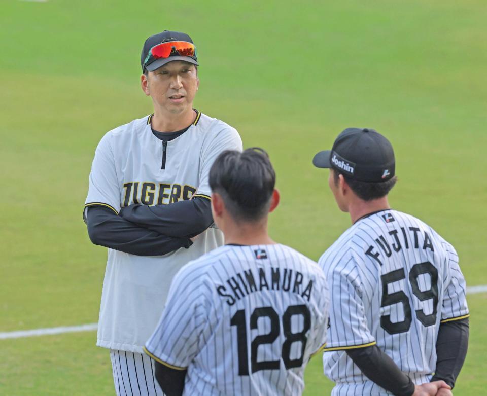 　練習試合の後、嶋村（１２８）と藤田（５９）に話をする藤川監督（撮影・北村雅宏）　