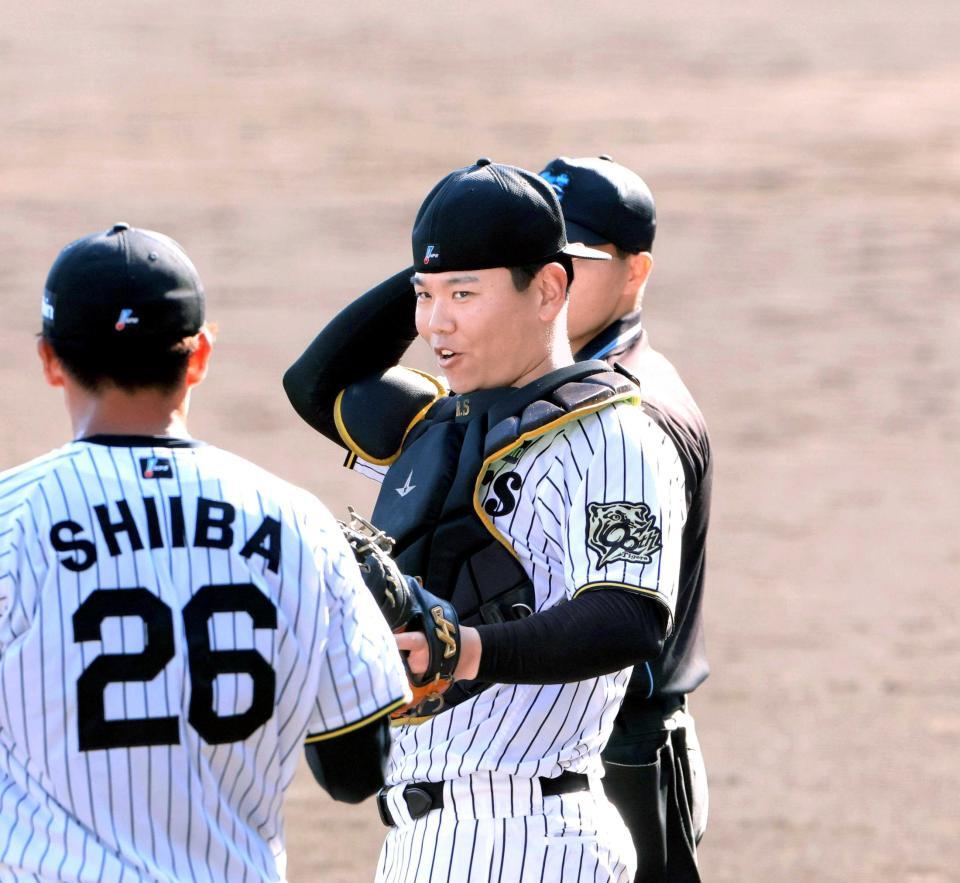 　５回、椎葉（２６）に声を掛ける嶋村