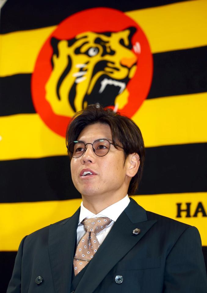 　契約を更改し会見する梅野（撮影・山口登）