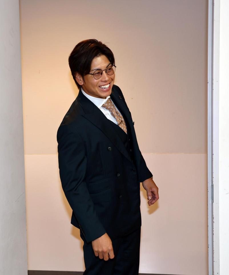 　会見を終え、会場を後にする梅野（撮影・山口登）