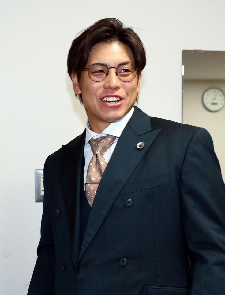 　会見を終え、会場を後にする梅野（撮影・山口登）