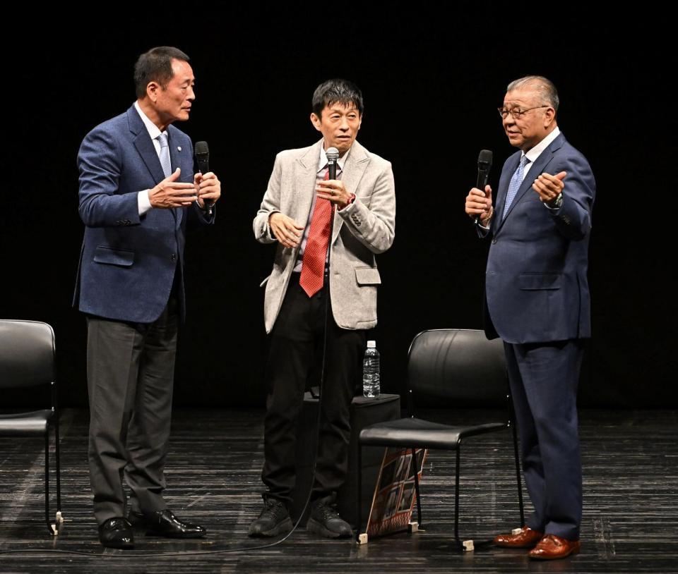 　会場を盛り上げる（左から）巨人・中畑ＯＢ会長、山田雅人、阪神・掛布ＯＢ会長（撮影・西田忠信）