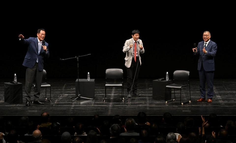 　六甲おろしを熱唱する（左から）巨人・中畑ＯＢ会長、山田雅人、阪神・掛布ＯＢ会長（撮影・西田忠信）