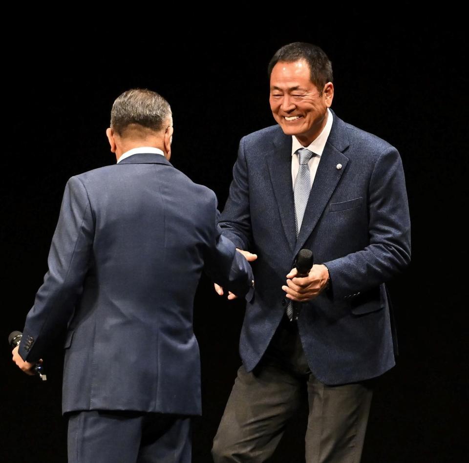 　笑顔でステージに登場し、阪神・掛布ＯＢ会長と握手する巨人・中畑ＯＢ会長（右）＝撮影・西田忠信