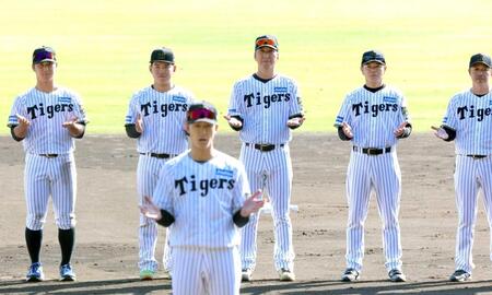 　手締めを行う藤川監督（奥中央）＝撮影・北村雅宏