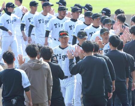 　手締め後にタッチを交わす藤川監督（手前中央）ら＝撮影・北村雅宏