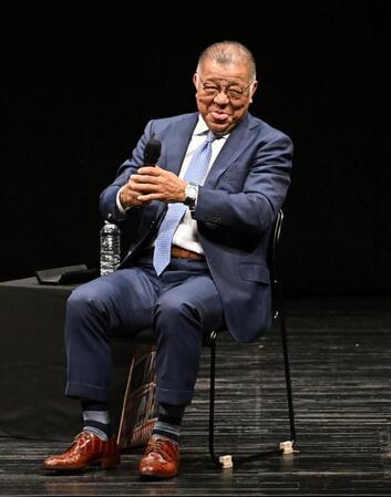 　山田雅人の語りに笑顔を見せる阪神・掛布ＯＢ会長（撮影・西田忠信）