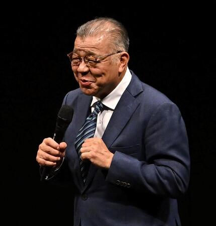 　長嶋茂雄さんの形見のネクタイを着用する阪神・掛布ＯＢ会長（撮影・西田忠信）