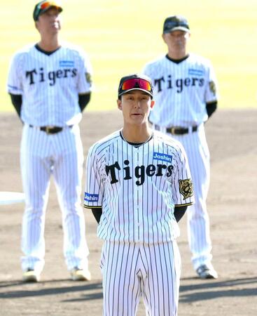 　手締めのあいさつをする小幡。左奥は藤川監督（撮影・北村雅宏）
